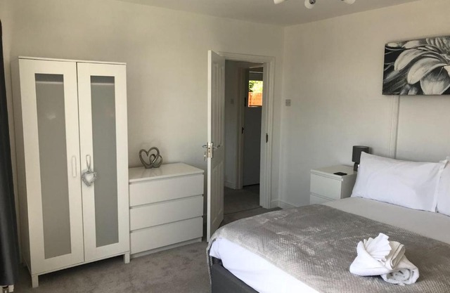 Hereford - Raven House - 4 Bedroom House Located West Of City, Sleeps 7 - Perfect For Contractors Or a Base For Exploring - Hosted By RENTMYHOUSE