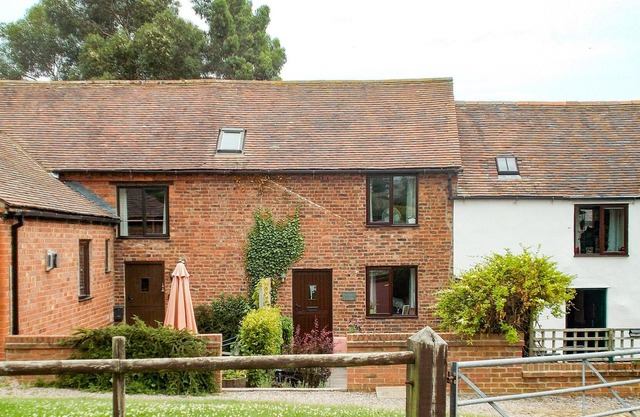 HERIBERT COTTAGE, pet friendly, with a garden in Pontesbury