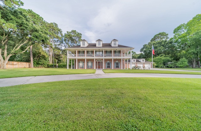 Heron's Landing: POOL/HOT TUB + 2 Acres in Houston (Spring), TX