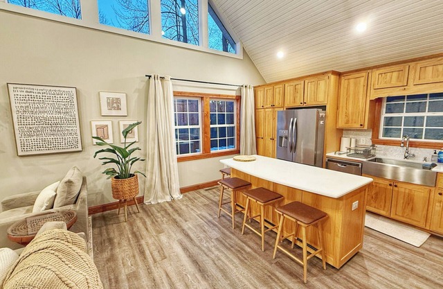Heron's Loft! Beautiful 2-bedroom house in Sylva, above the Tuck and near WCU!