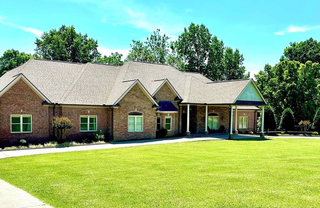 HERON'S NEST. Spacious, Clean. Peaceful. Near Historic Downtown Franklin, TN.