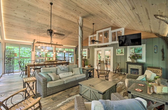 Hiawassee Getaway w/Hot Tub, Deck & Lake Access!