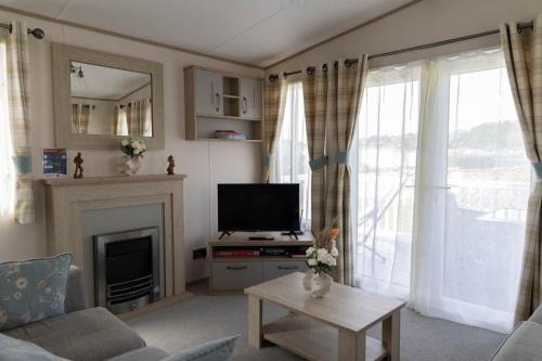 Hiba Luxury Lodge At Parkdean Cayton Bay Holiday Park