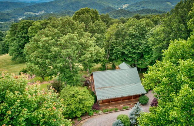 Hibernation Station - Soak in the hot tub, enjoy the long range mtn views!