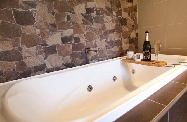 Hickey Vale Farm Lodge Newly built country Stay with Spa