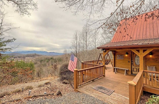 Hidden Escape Chalet - by Chatuge Home Concierge Lake and mountain views, fire pit, hot tub