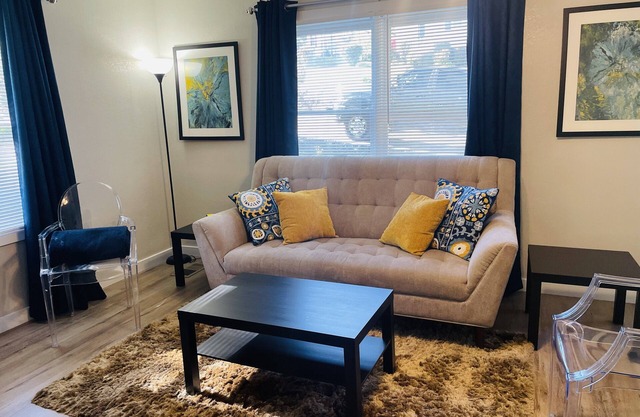 Hidden Gem-10 minutes to DT Chatt! Perfect for teleworkers, small families, etc.