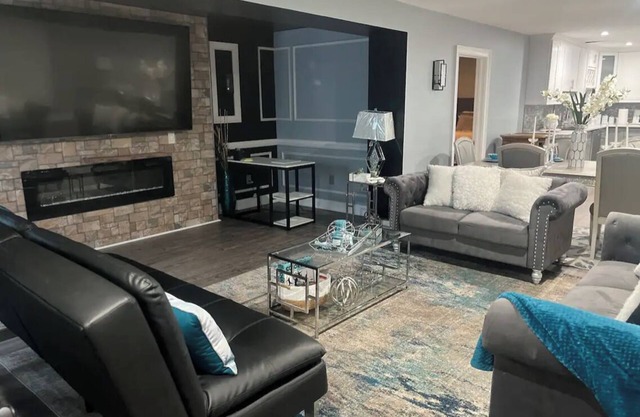 Hidden Gem, 8 person condo in Newark with WiFi, AC, hot tub, near UD.