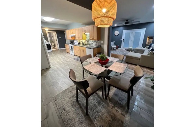 Hidden Gem conveniently located to everything.