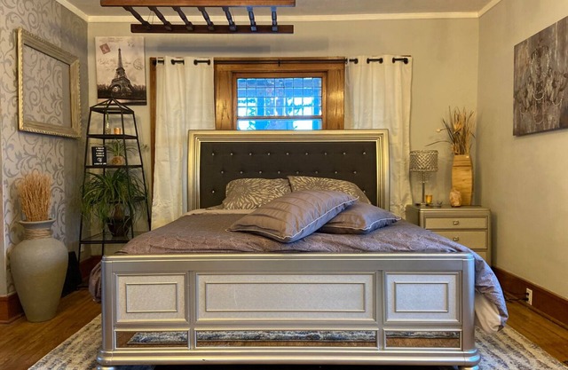 Hidden Gem - Downtown Stoughton w/optional Sauna.