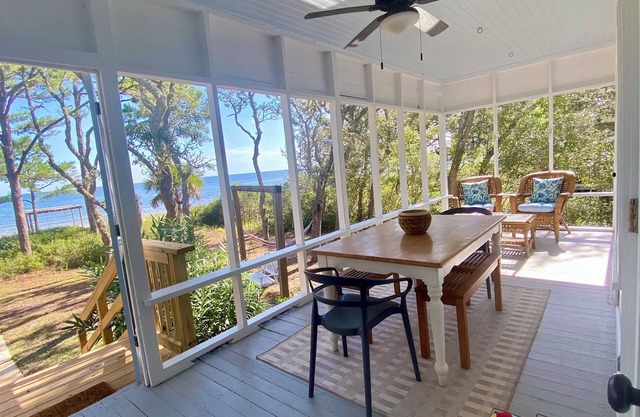 Hidden Gem of St. Teresa Beach, Fl - 2/2 + bonus room
