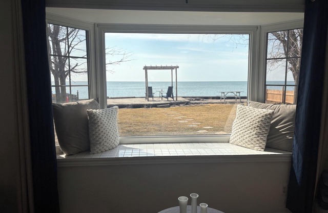 Hidden Gem on the shores of Lake Erie! Only 5 Minutes from Point Pelee Park.