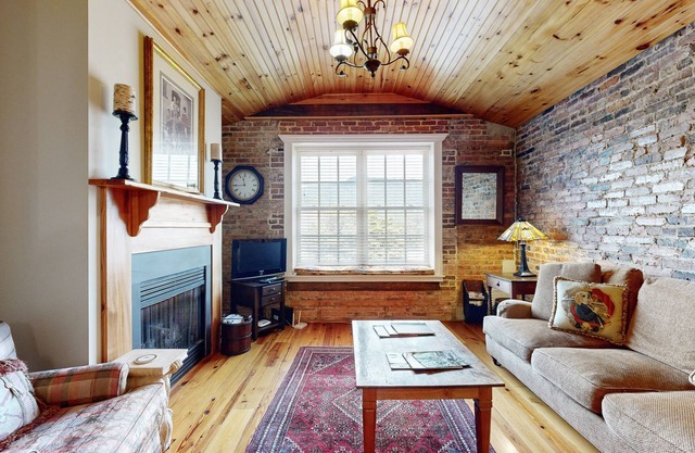 Hidden gem overlooking downtown Waynesville - extremely walkable location