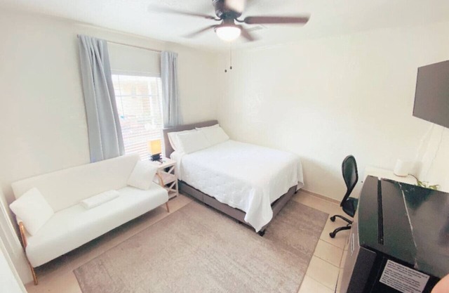 Hidden Gem w/1G WiFi & Free Parking Near Downtown