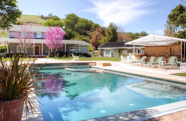 Hidden Hills-Luxury Wine Country Home with Pool, Spa and Bocce Court!