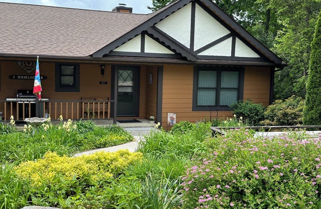 Hidden Mountain Gem with Fantastic Views!