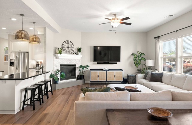 Hidden Retreat: king bed/pool/86in tv/stocked kitchen/traeger