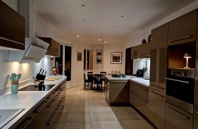 Hidden spacious family villa in the forest, close to Paris and Parc Asterix