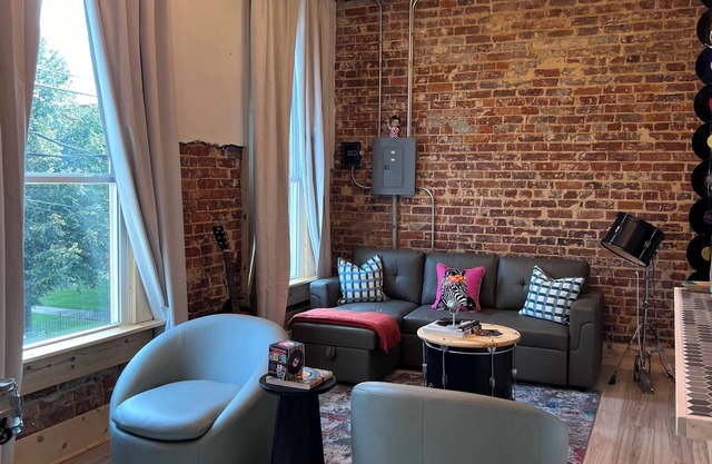 Hidden Station. 2 bedroom pet friendly apartment in the heart of Horse Cave Ky.