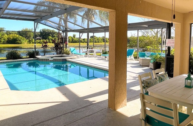Hidden Waterfront Oasis - 18 minutes to the Disney Entrance!