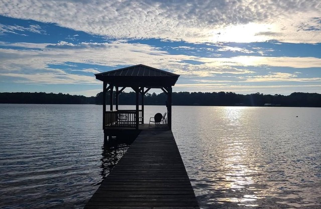 HIDEAWAY at HAWKINS!East TX LAKEFRONT Cabin in the Trees-Firepit-Private dock🐟
