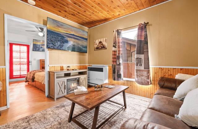 Hideaway Cabin - Cozy romantic cabin perfect for couples, A/C
