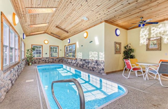 Hideaway Cabin: Private Indoor Pool! Fireplace, Fire Pit, Dog Friendly, Nature