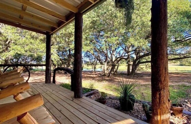 Hideaway Cabin secluded & nestled in the live oaks with private outdoor Hot Tub!
