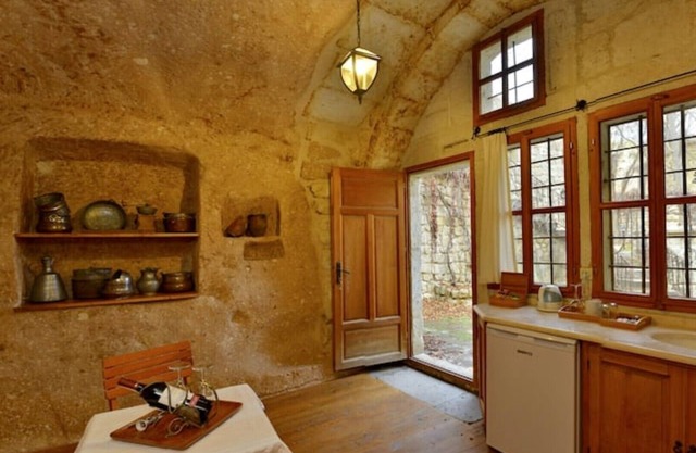 Hideaway Cave House with Garden