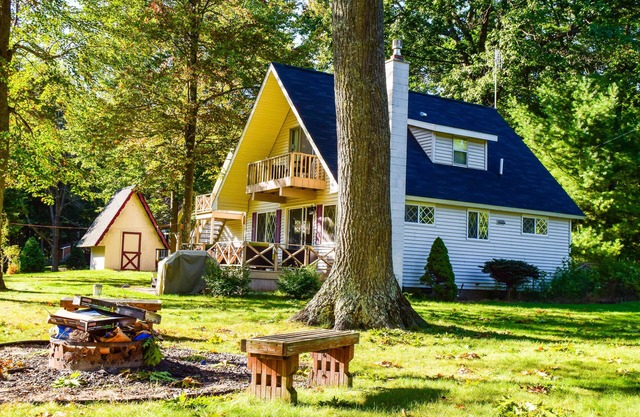 Hideaway Chalet-Cozy, Comfortable, and Quite! On Canal with Large Outdoor space