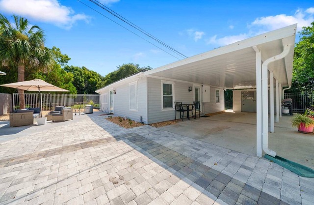 Hideaway Cottage: Dog Friendly, Block to Private Beach Access & More