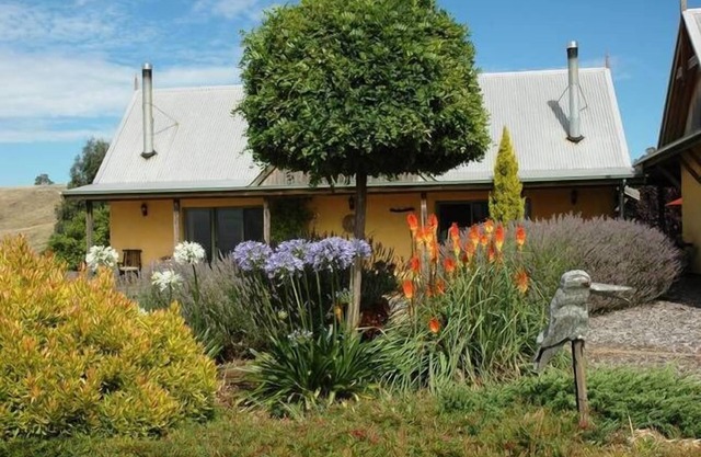 Hideaway in the Hills . MillDuck StrawBale B&B