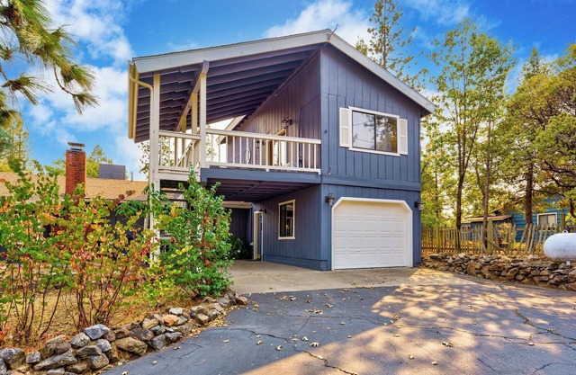 Hideaway Lookout near Yosemite and Bass Lake, with WiFi, AC and amazing views.