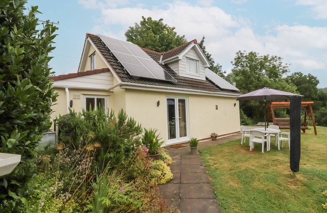 HIDEAWAY, pet friendly, country holiday cottage in Great Torrington
