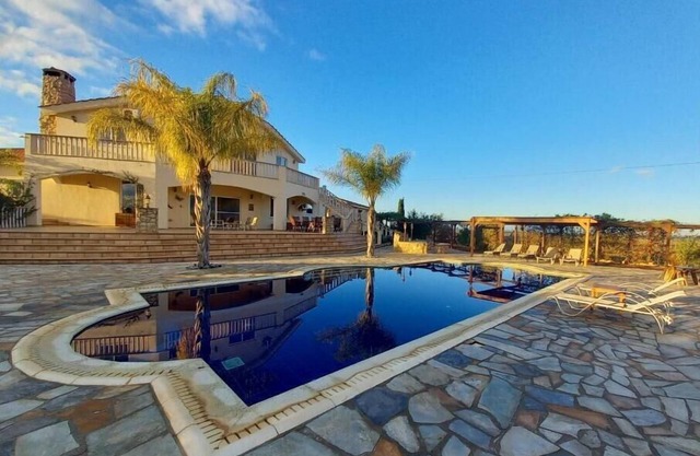 Hideaway Villa - quiet, spacious in unique landscaped gardens with golf greenn