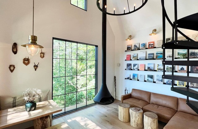 HideInnSeek Treehouse - 1.5miles to Main Street