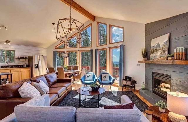 High Alpine Lodge🍃Views of Pikes Peek🏔️Hot Tub♨️Garage🚙$0 Cleaning & Pet fee