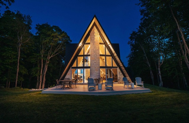 High Bluffs Lodge ~ Sunsets, Game Room, much more