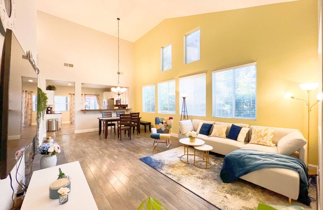 High Ceiling & Amazing backyard & family Kids friendly