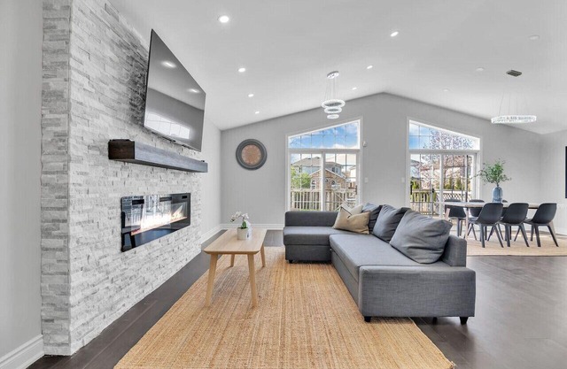 *High-Ceiling* Home & *Relaxing Patio* in Waterloo