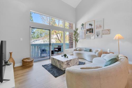 High Ceilings 3BR with Loft-2 Baths Pool & Jacuzzi