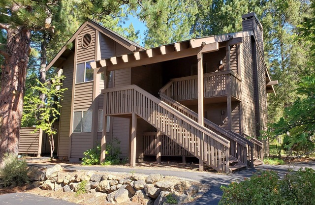 High Ceilings, No Shared Walls, Sleeps 6, Full Kitchen, Deck, BBQ, Pool, 4 Bikes