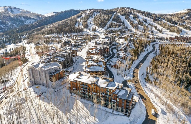High-End Studio Condo in Empire Pass with Mountain Views. On-Site Hot Tub