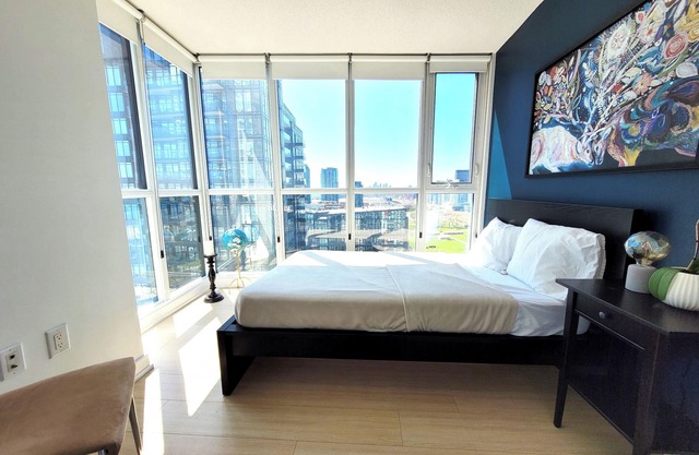 High Floor Luxury Condo - Panoramic View in the Heart of Toronto!