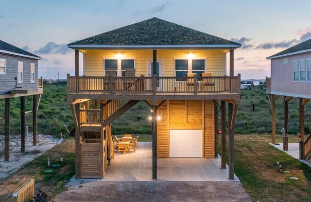 High Noon Beach Home - Golf Cart and Hot Tub