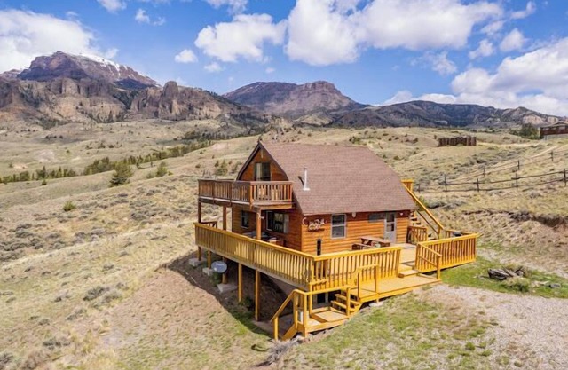 High Point Hideout- awe-inspiring mountain top views near Yellowstone National Parks East entrance!