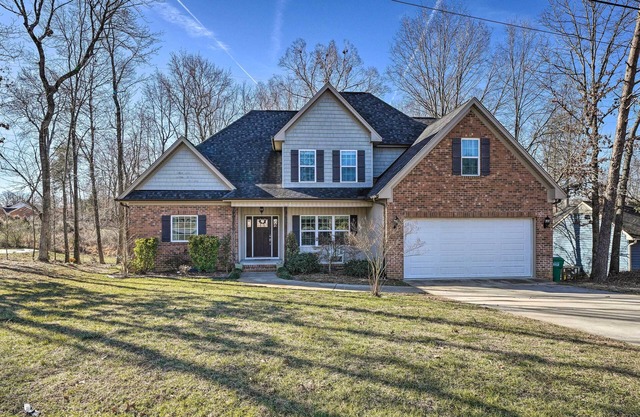 High Point Home ~ 1 Mi to Oak Hollow Lake!