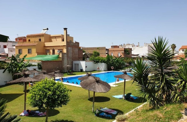 High quality apartment 3 bedrooms, 2 bathrooms & patio/wifi. La Algaba