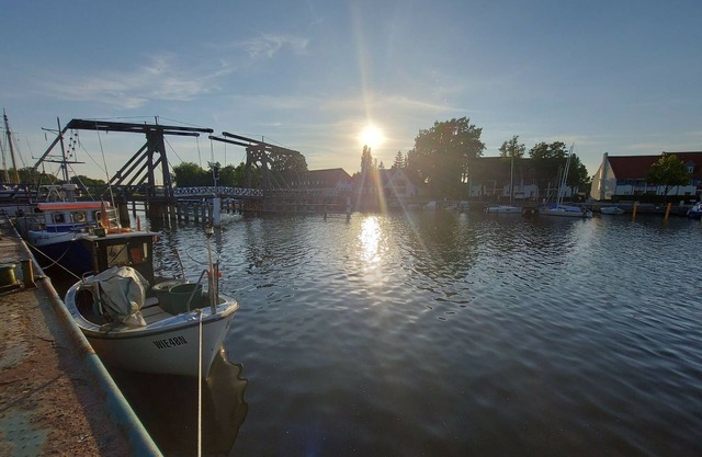 High-quality vacation apartment right on the water with balcony