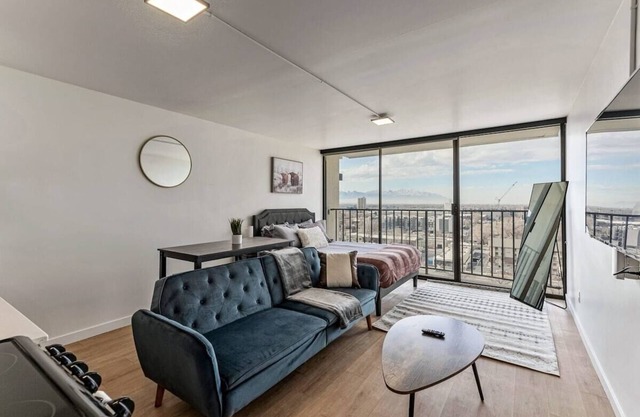 High Rise 11th Floor City Views Free Pkg, Gym